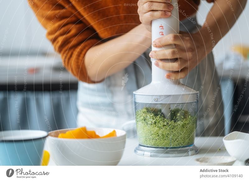 Frau mixt Gemüse im Mixer in der Küche Mischen Mischer Koch grün Essen zubereiten frisch Veganer Vegetarier Lebensmittel Gesundheit Diät Saucen Bestandteil