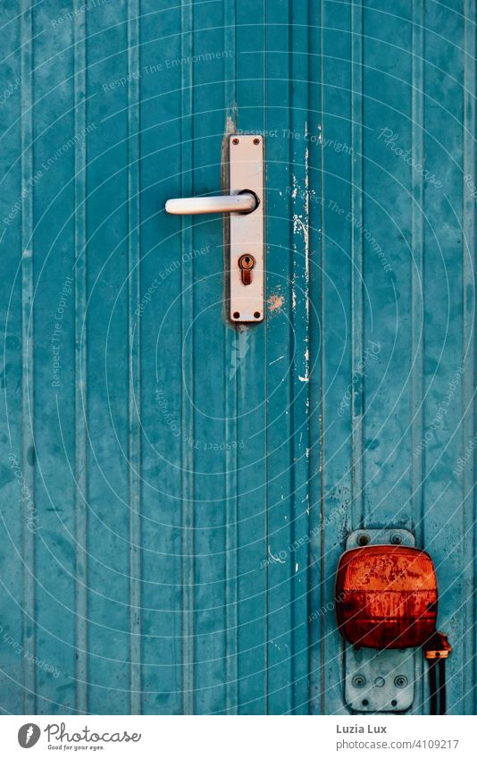 Bauwagentür blau und orange, leuchtend Container Tür Rücklicht alt Sonnenlicht Farbfoto Außenaufnahme Rost Verfall Tag Strukturen & Formen Zahn der Zeit