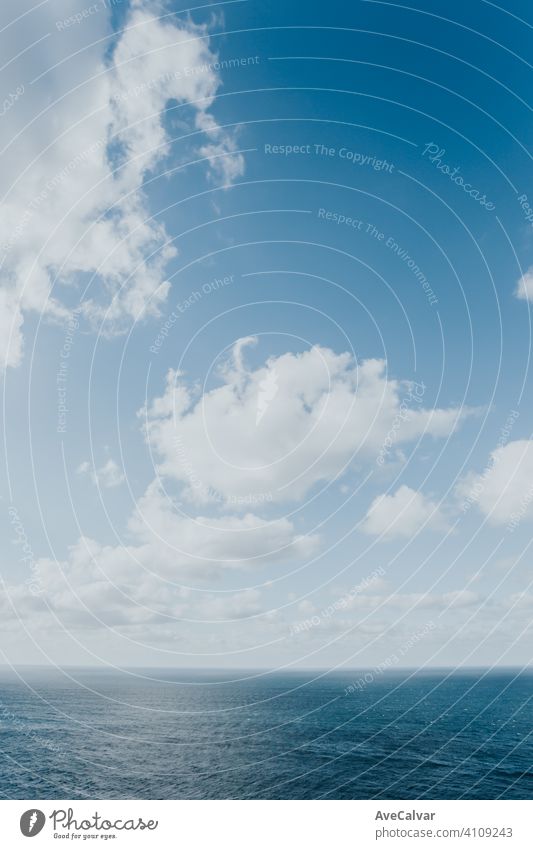 Kristallklarer Horizont des Ozeans mit weißen Wolken mit Kopie Raum, Inspiration und Freiheit Konzept Paradies Frieden Reflexion & Spiegelung winken Inder