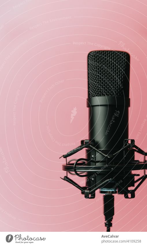 Minimalistisches Bild eines Streaming-Mikrofons über einem pastellrosa Hintergrund mit Kopierraum, minimales Konzept, Technologie-Streaming Attrappe sehr wenige