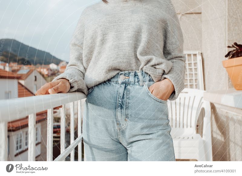 Nahaufnahme einer Frau trägt Mama Jeans mit Kopie Raum während eines hellen Tages, Mode und Styling-Konzept Person älter Ruhestand Senior Lächeln gealtert Glück