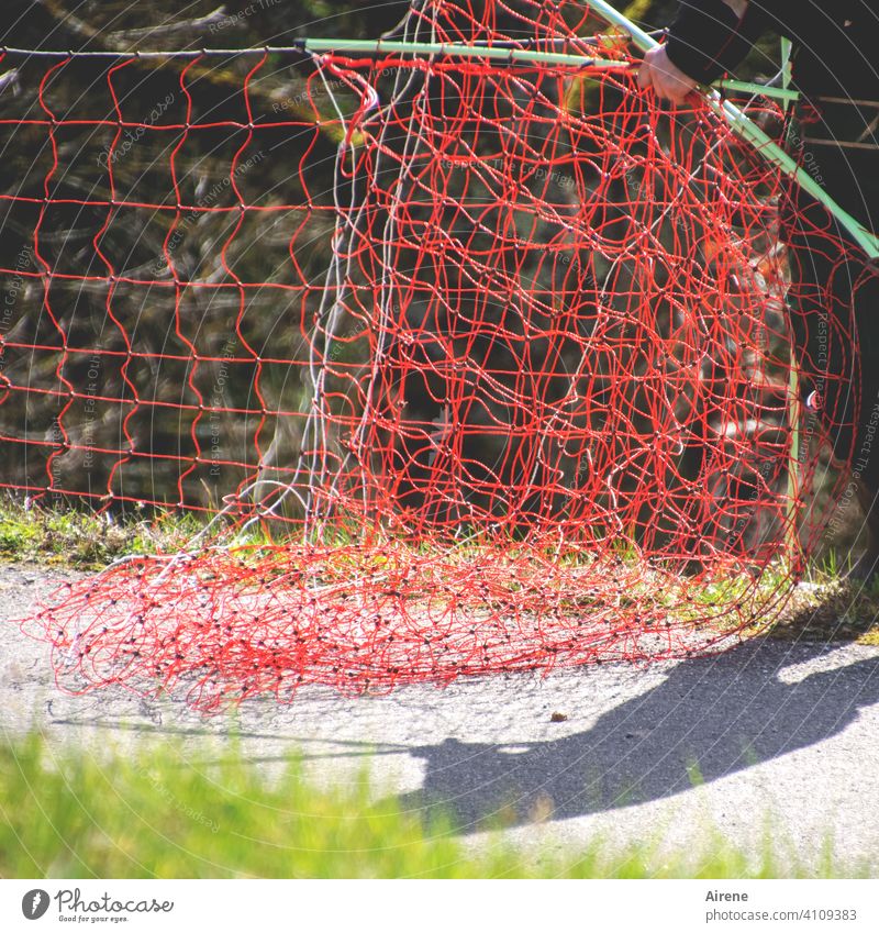 Aufheben der Absperrung Gitternetz versperrt Kunststoff Netzstruktur rot öffnen Absperrzaun Plastikzaun Absperrgitter Absperrnetz Maschenzaun entfernen Schnur