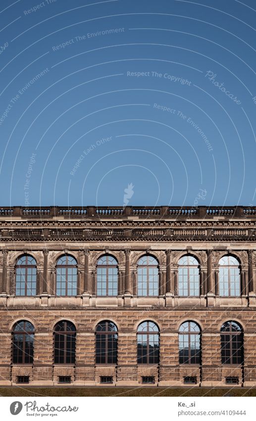Historische Fassade vom Zwinger in Dresden mit wolkenlosem Himmel - Deutscher Pavillon Wolkenloser Himmel blau braun historisch Historische Bauten Architektur