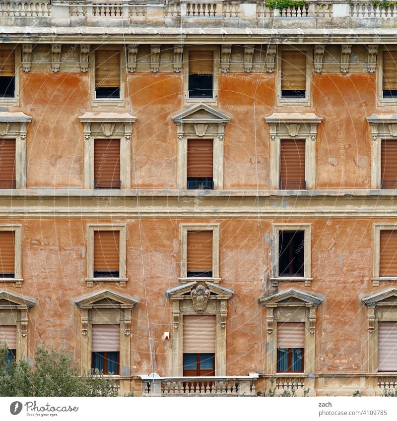 teilweise geschlossen Haus Fassade Altbau Altstadt marode Gebäude Fenster terakotta braun orange Rollladen
