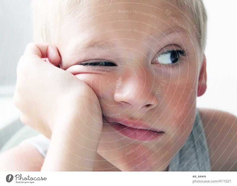 Augenblick maskulin Junge 1 Mensch 3-8 Jahre Kind Kindheit blond frech braun grau weiß Coolness Interesse Langeweile Farbfoto Zwinkern Gesicht Porträt