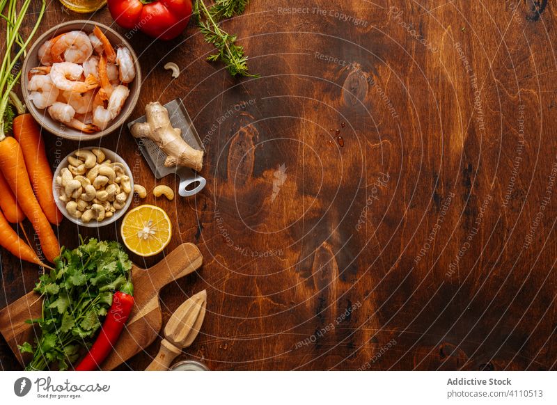 Frische Zutaten für Garnelengericht Bestandteil Koch Küche Granele Gemüse Tisch Entsafter Speise Lebensmittel Vorbereitung heimwärts Mahlzeit Werkzeug Ingwer