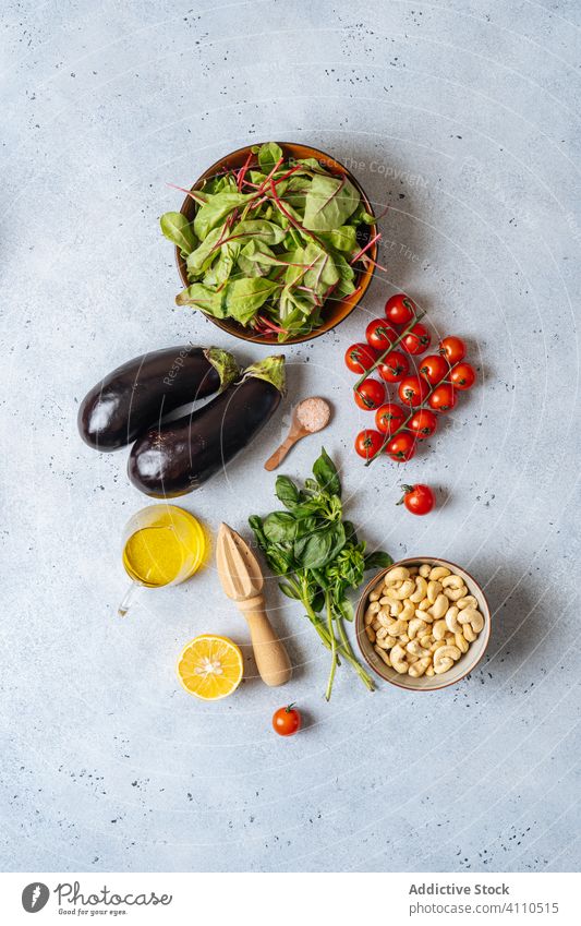 Frische Zutaten für vegetarischen Salat Salatbeilage Veganer Gesundheit Bestandteil Gemüse Kraut Erdöl Entsafter Koch Küche Speise Aubergine Kirschtomate Spinat