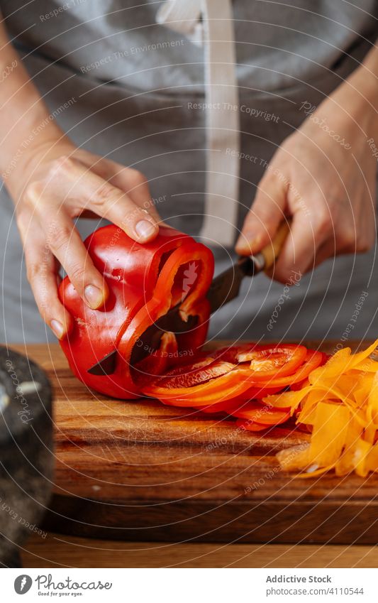 Erntehelfer schneidet Paprika für Salat Person geschnitten Salatbeilage Koch Küche Speise Lebensmittel Vorbereitung heimwärts Messer Schneidebrett Mahlzeit