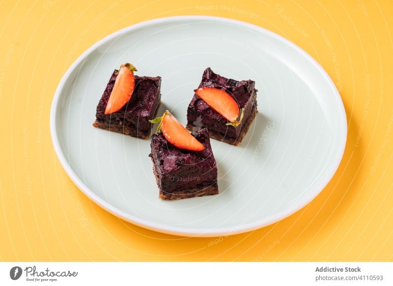 Leckerer Schokoladenkuchen mit Erdbeeren Dessert Kuchen Teller süß Lebensmittel Gebäck geschmackvoll Küche Speise lecker Zucker Kalorie Portion Spielfigur