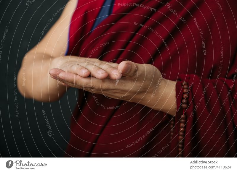 Buddhistischer Mönch mit Mudra-Hände-Geste gestikulieren buddhistisch beten Religion Symbol traditionell Tibet rot Kultur Spiritualität Glaube Asien authentisch