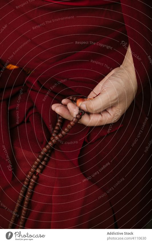 Buddhistisches Gebet mit Rosenkranzperlen buddhistisch Symbol traditionell Perlen Religion beten Tibet Mönch rot Kultur Spiritualität Glaube Asien authentisch