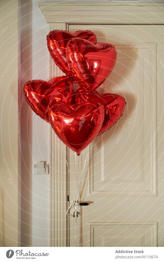Rote glänzende Luftballons im Schlafzimmer Geschenk romantisch Valentinsgruß Herz Symbol Überraschung Konzept vorschlagen präsentieren Engagement Liebe elegant