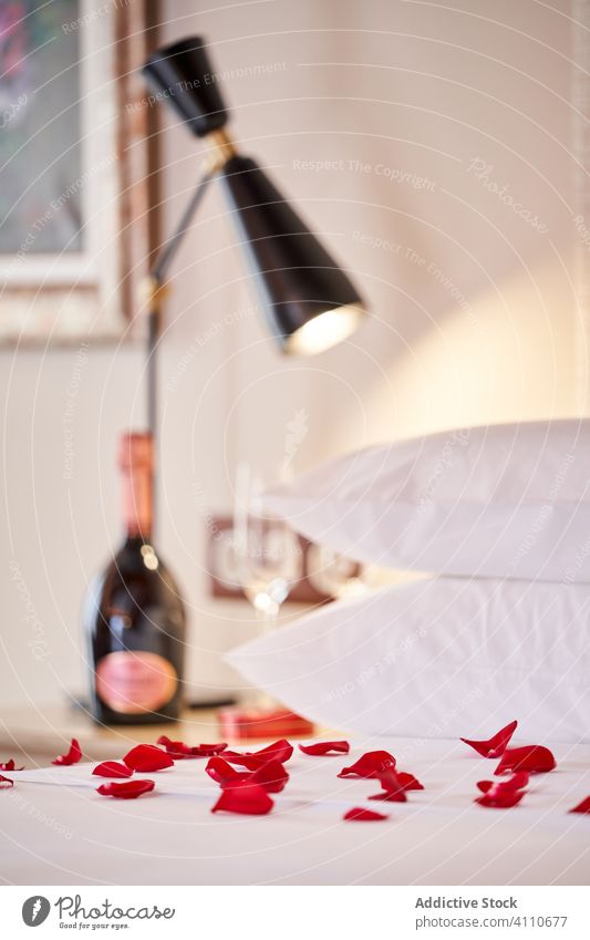 Geschmücktes Schlafzimmer für ein romantisches Date zu Hause Bett Blütenblatt Roséwein Valentinsgruß Weinglas Termin & Datum Konzept heimwärts trinken Feiertag