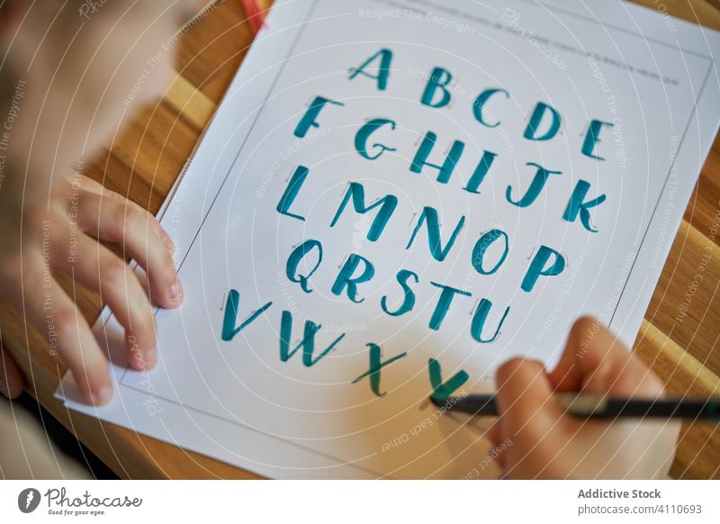 Gesichtslose Dame umkreist Buchstaben mit Pinsel Beschriftung lernen zeichnen Bürste Handschrift Kunstwerk Papier kreativ Inspiration Text kreieren Hobby Farbe