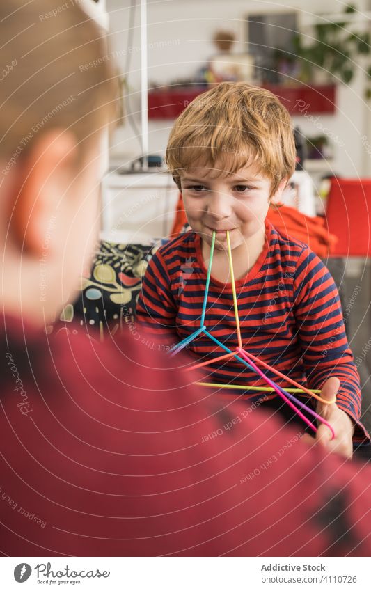 Kluge Kinder benutzen Gummibänder beim Spiel Band kreativ farbenfroh lernen Erziehung spielen elastisch Zusammensein wenig Handfläche verdrehen lässig heimwärts