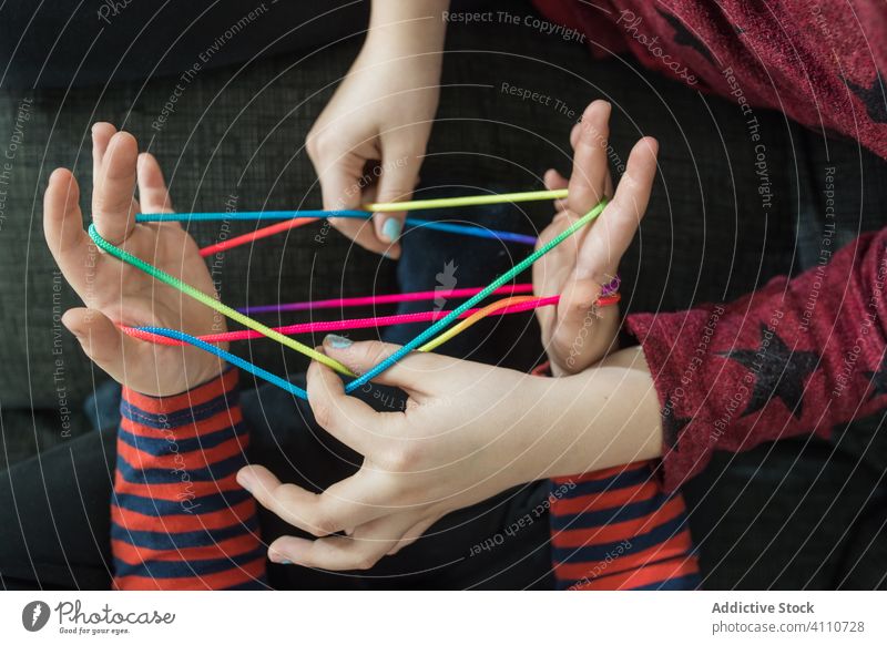 Kluge Kinder benutzen Gummibänder beim Spiel Band kreativ farbenfroh lernen Erziehung spielen elastisch Zusammensein wenig Handfläche verdrehen lässig heimwärts