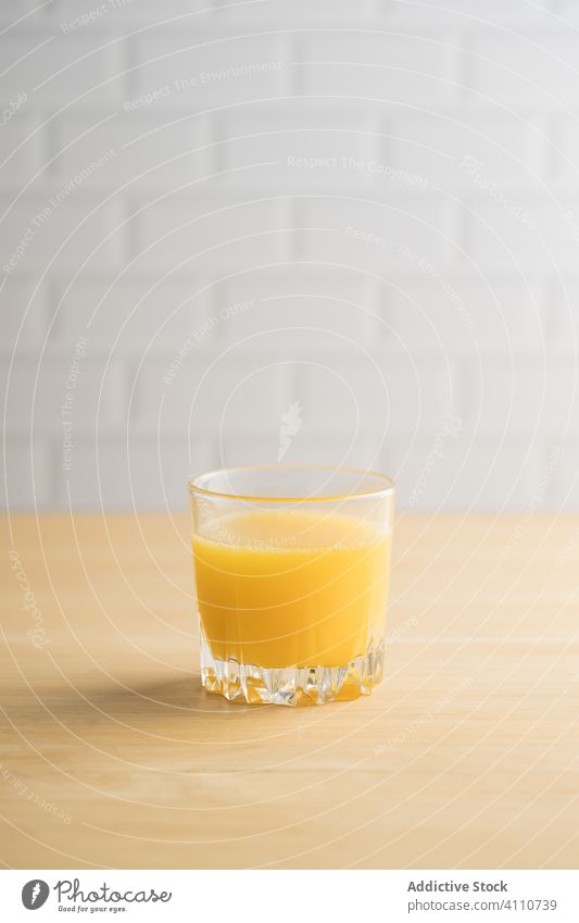 Orangensaft im Glas auf dem Tisch Saft orange frisch Veganer getrocknet Küche Sommer Vitamin Frucht Zitrusfrüchte exotisch mischen reif Gesundheit trinken