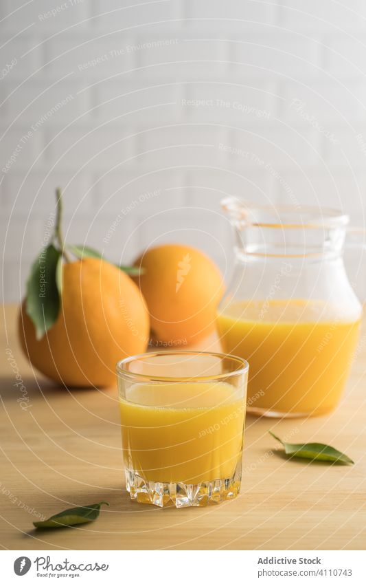 Orangensaft im Glas auf dem Tisch Saft orange frisch Veganer Küche Sommer Vitamin Frucht Zitrusfrüchte exotisch reif Gesundheit trinken Getränk natürlich