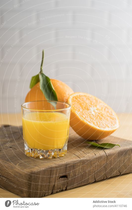 Orangensaft im Glas auf dem Tisch Saft orange frisch Veganer Küche Sommer Vitamin Frucht Zitrusfrüchte exotisch reif Gesundheit trinken Getränk natürlich