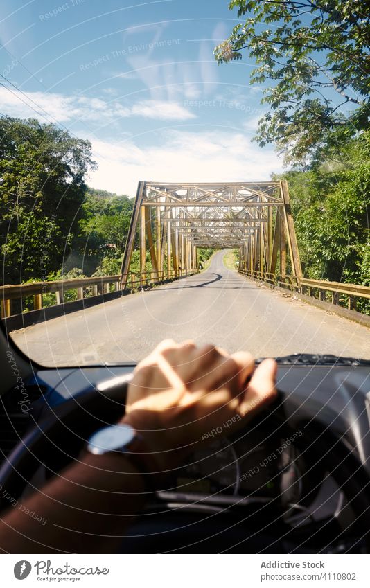 Crop Person fährt Auto in Richtung Brücke Laufwerk PKW Autoreise Verkehr Landschaft Route Reise Costa Rica lenken Straße reisen Natur Fahrzeug Lifestyle