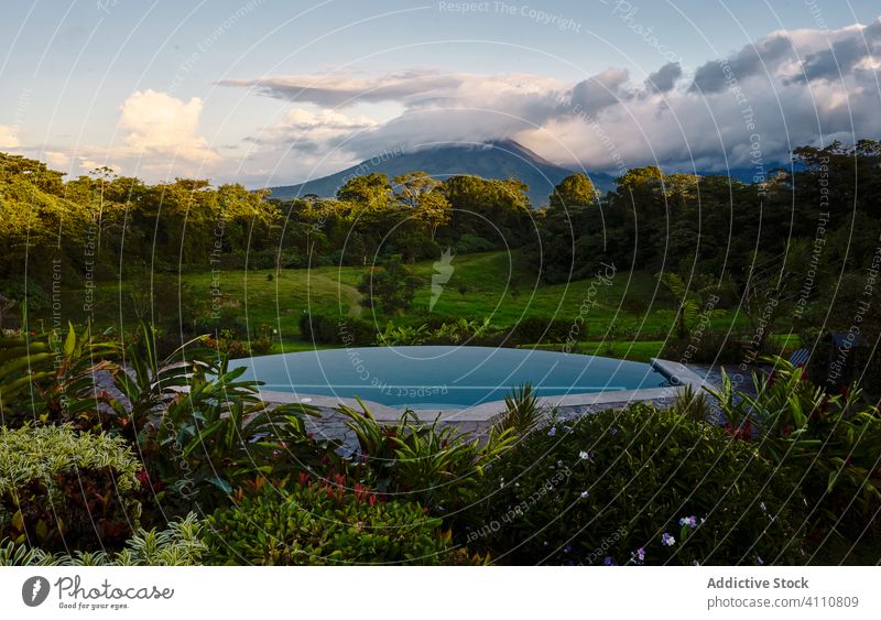 Schwimmbad im tropischen Tal in der Nähe der Berge Pool Resort Wasser Berge u. Gebirge grün Abend Natur Costa Rica wolkig Himmel Gipfel Landschaft malerisch