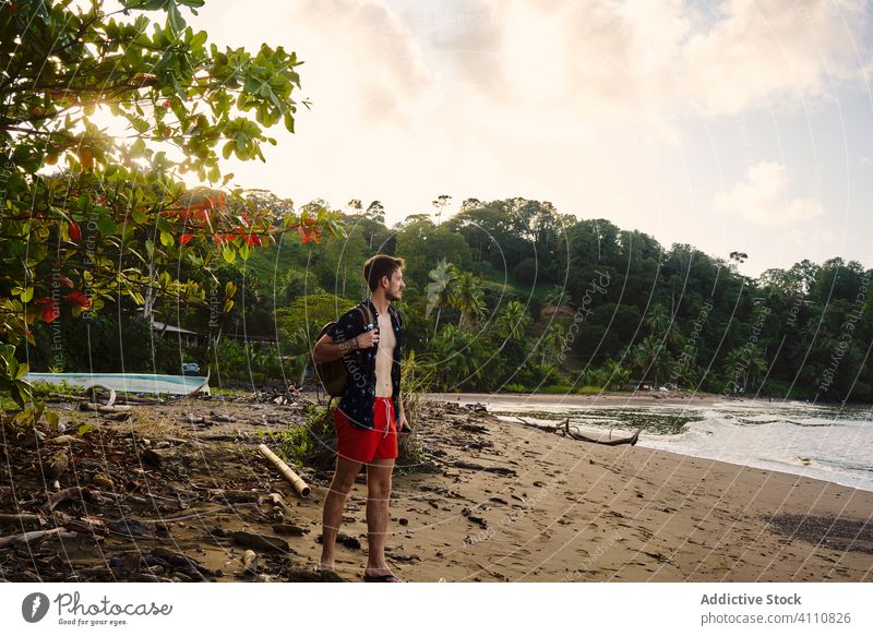 Konzentrierter männlicher Tourist am Strand im Sommer Mann Reisender genießen Meereslandschaft sandig Küstenlinie Ufer MEER Wasser reisen tropisch
