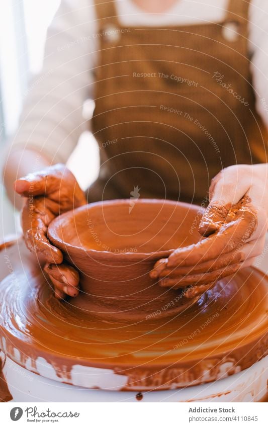 Kunsthandwerkliche Herstellung von Steingut in der Werkstatt Kunstgewerbler Töpferwaren handgefertigt Arbeit Hand Handwerk Ton Geschirr kreisen Person Keramik