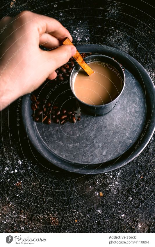 Person, die Kaffee in einer Tasse mischt rühren Löffel Bohne Tablett rustikal brauen frisch unordentlich Getränk Frühstück Koffein mischen trinken lecker Aroma