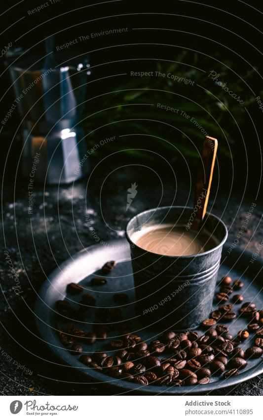 Frischer Kaffee in der Nähe der Kanne und der Kaffeekörner Topf Körner rustikal brauen frisch Löffel Tablett Tasse unordentlich Getränk Koffein trinken