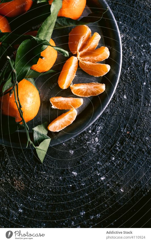 Frischer Saft und Mandarinen auf schwarzem Tisch frisch reif Frucht rau Serviette Teller Becher Lebensmittel organisch Zitrusfrüchte Gesundheit natürlich lecker