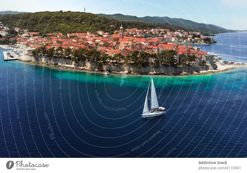 Segelboot auf dem Meer in der Nähe der alten Stadt auf der Insel MEER blau antik gealtert historisch Wasser reisen Urlaub Tourismus malerisch Jacht Kroatien