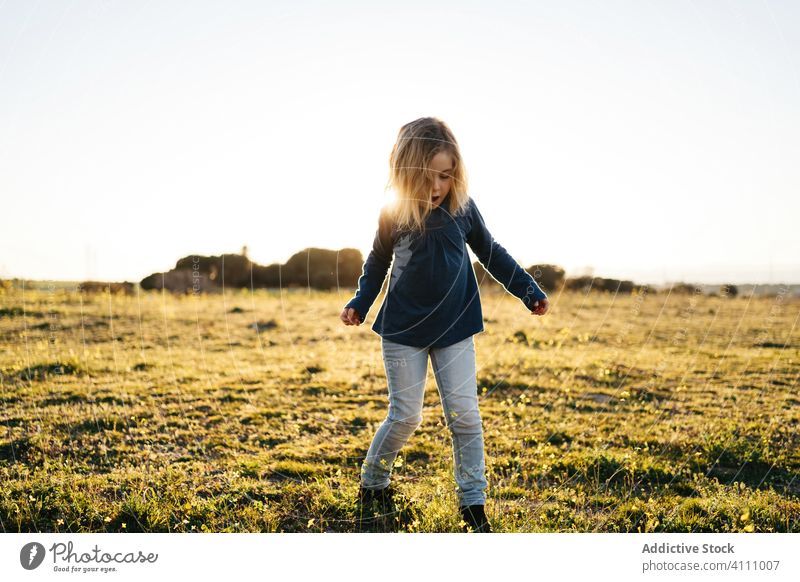 Kleines Mädchen hat Spaß im Feld Kind Glück Natur genießen Spaß haben spielen Tanzen Sonnenuntergang Abend Wiese Landschaft Freiheit Gras Sommer Freude