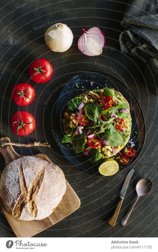 Kochzutaten bei frischem Salat Salatbeilage Guacamole Küche organisch Bestandteil Avocado Gemüse Brot Lebensmittel Tisch Zusammensetzung Mahlzeit Gesundheit
