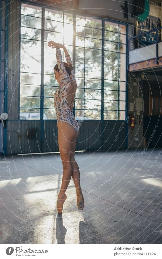 Balletttänzerin beim Üben von Ballettbewegungen im Studio Ballerina Anmut Tanzen Gleichgewicht auf Zehenspitzen Training üben Übung Frau gymnastisch beweglich