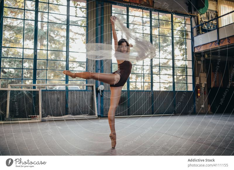 Junge Frau im Bodysuit tanzt mit Schleier im Studio Tanzen Imkerschleier Atelier Anmut Licht Probe romantisch Ballerina elegant beweglich schlank Choreographie