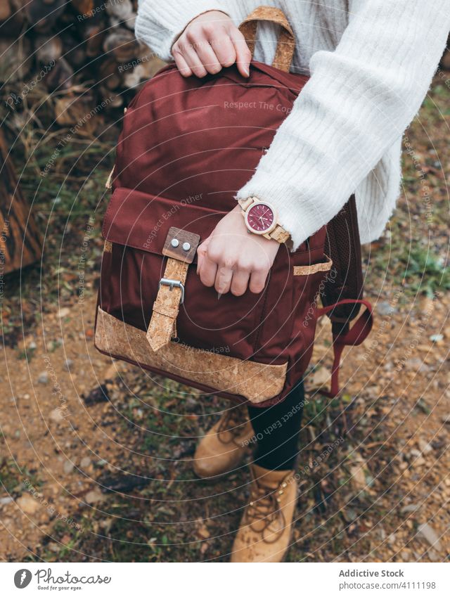 Weibliche Reisende mit modischem Rucksack und Armbanduhr reisen Frau aktiv Stil trendy Mode modern Herbst Tasche lässig Abenteuer Lifestyle cool Model