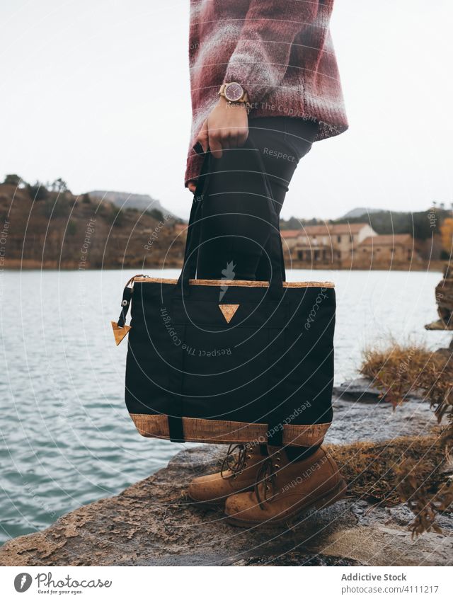 Trendige Frau mit Tasche steht in der Nähe von See Stil trendy Wasser aktiv Mode modern Fluss Herbst Reise reisen lässig Abenteuer Lifestyle cool Model