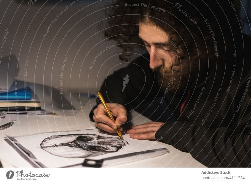 Tattoo-Künstler zeichnet Skizze auf Papier zeichnen Kunst Mann Bild Schädel kreieren professionell Inspiration Arbeit Handwerk Beruf Design Vorstellungskraft