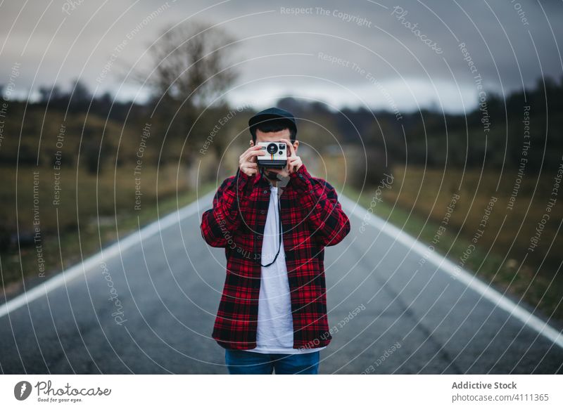 Anonymer Mann mit Fotokamera auf dem Lande Fotoapparat Straße Landschaft Natur lässig männlich schießen Hobby Tourismus reisen Ausflug Abenteuer jung Gerät