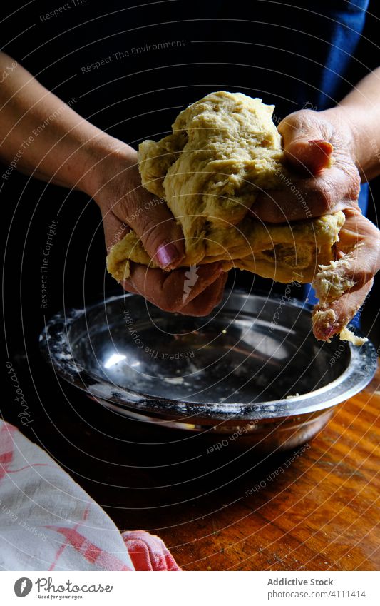 Crop-Frau knetet weichen Teig über Tisch kneten Teigwaren Gebäck Küche heimwärts Koch Zitrone Serviette Schalen & Schüsseln selbstgemacht Lebensmittel