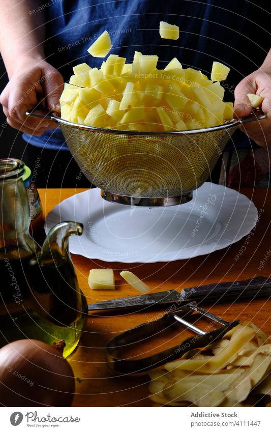 Anonyme Frau bereitet Kartoffelstücke für ein Gericht mit Sieb vor Küchenchef Koch vorbereiten Prozess Spielfigur Scheibe frisch Lebensmittel selbstgemacht