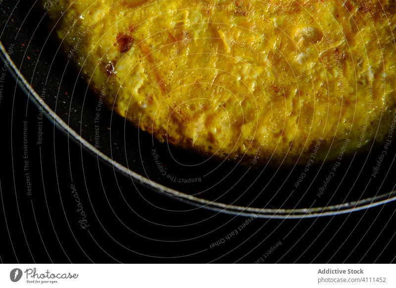 Leckeres Omelett in der Metallpfanne Spanisch Pfanne braten Erdöl Ei Lebensmittel Mahlzeit Koch lecker Küche vorbereiten Abendessen kulinarisch geschmackvoll