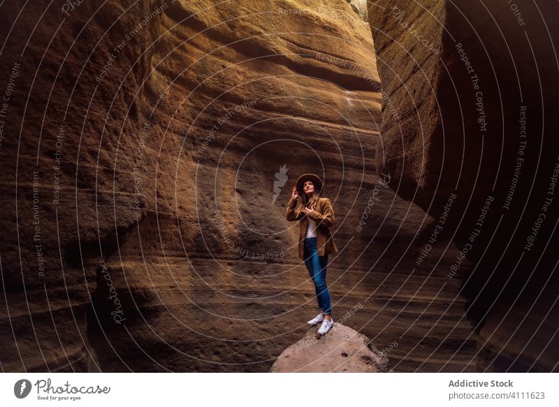 Frau steht auf einem Stein in einer Schlucht reisen Felsen Natur Abenteuer erkunden Tourismus Urlaub Berge u. Gebirge Reise Wanderung extrem Feiertag Aktivität
