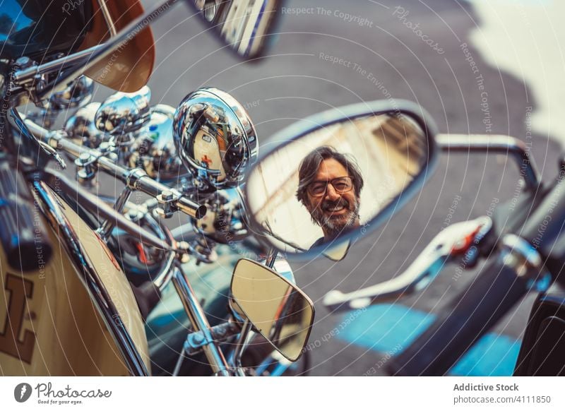 Spiegelung eines Mannes im Motorradspiegel Reflexion & Spiegelung Straße Lächeln Großstadt Verkehr reif Biker männlich Fahrzeug reisen Lifestyle Reise Freude