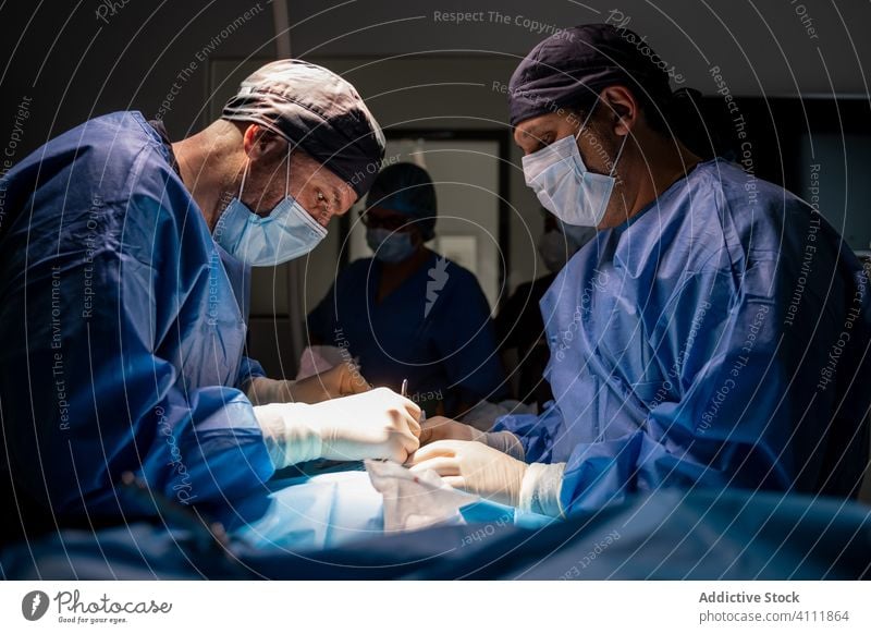 Medizinisches Personal während der Operation in einer modernen Klinik Chirurg Chirurgie Krankenhaus Sanitäter Arzt Behandlung chirurgisch Krankenpfleger Arbeit