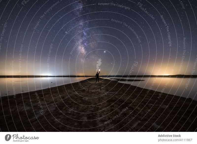Silhouette eines Mannes an einsamer Küste in sternenklarer Nacht Natur sich[Akk] melden Stern Himmel Milchstrasse stehen Ufer Wunsch fangen Sternschnuppe Wasser