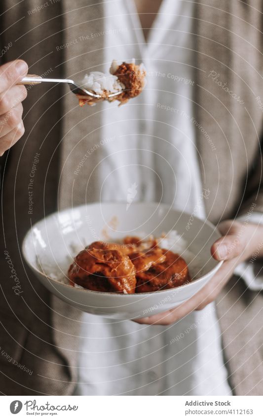 Crop-Frau isst Curry-Linsen-Frikadellen mit Reis Fleischklößchen Veganer essen heimwärts Speise Mittagessen Lebensmittel Mahlzeit lecker geschmackvoll