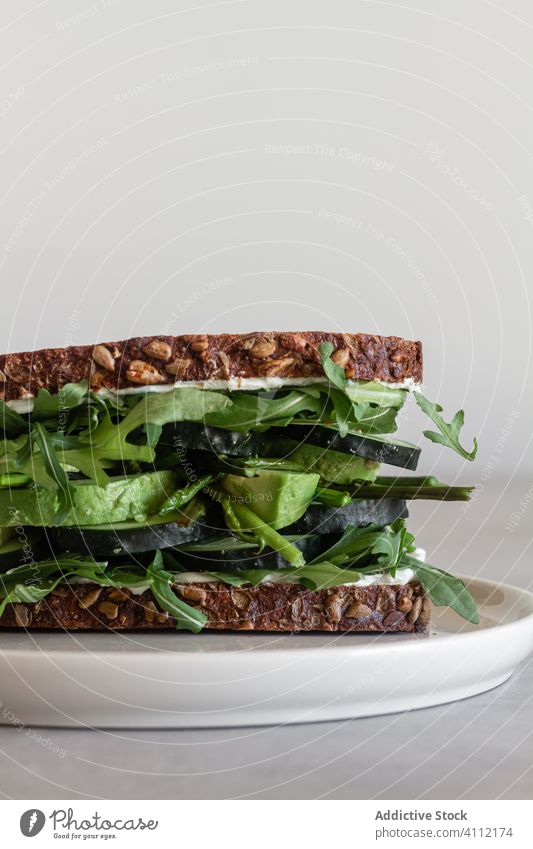 Gesundes Sandwich mit grünem Gemüse und Kräutern Belegtes Brot Gesundheit natürlich frisch Zuprosten Vollkorn Kraut Lebensmittel Rucola Avocado Salatgurke