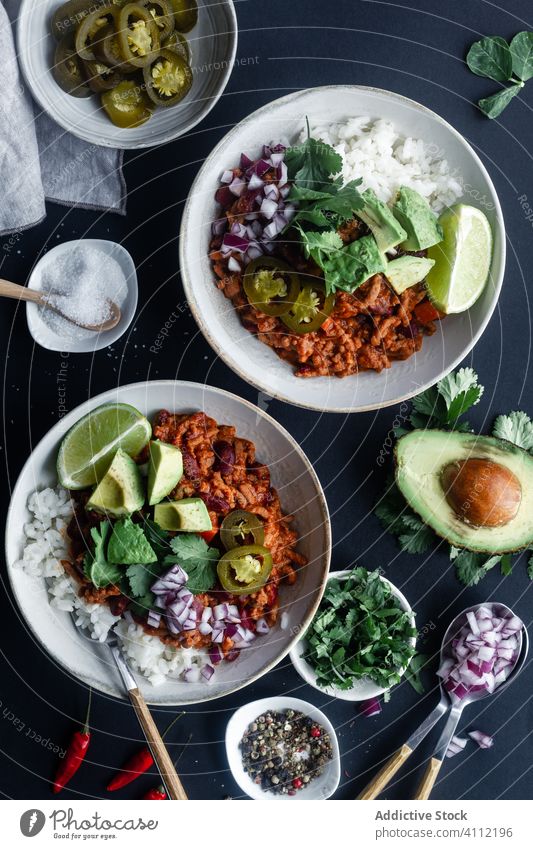 Serviert mit Chili, Reis und Gemüse auf dem Tisch Peperoni Würzig Avocado Schalen & Schüsseln Tradition Lebensmittel mexikanisch heiß Fleisch lecker