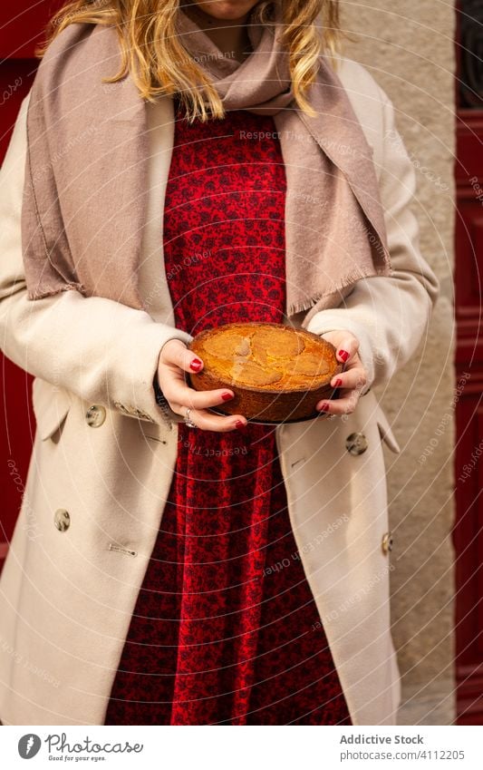 Crop-Frau mit leckerem Kuchen Pasteten führen Mantel Dessert Lebensmittel Stil elegant Gebäck Feinschmecker geschmackvoll Küche Snack Mahlzeit natürlich